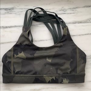 Women’s LuLulemon camp sports bra
